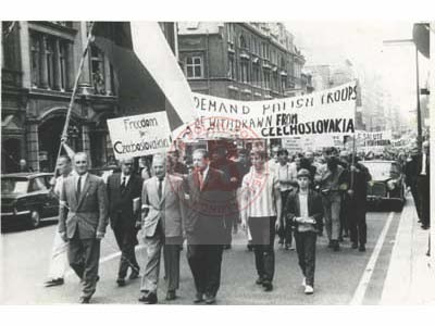 Sierpień 1968, Londyn, Anglia, Wielka Brytania.
Polacy protestują przeciwko interwencji zbrojnej wojsk Układu Warszawskiego w Czechosłowacji, w których wzięły również udział oddziały ludowego Wojska Polskiego.
Fot. NN, Studium Polski Podziemnej w Londynie
