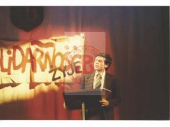 1982, Londyn, Anglia, Wielka Brytania.
Konferencja poświęcona sytuacji w Polsce po wprowadzeniu stanu wojennego w Polskim Ośrodku Społeczno-Kulturalnym. Na pierwszym planie widoczny transparent 