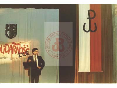 1982, Londyn, Anglia, Wielka Brytania.
Konferencja poświęcona sytuacji w Polsce po wprowadzeniu stanu wojennego w Polskim Ośrodku Społeczno-Kulturalnym. Na pierwszym planie widoczny transparenty 