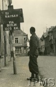 Październik 1944, III Rzesza Niemiecka.
Polski oficer na ulicy w niemieckim mieście obok drogowskazu: 