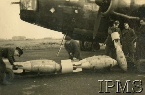 Lata 40., brak miejsca.
Lotnicy jednego z polskich dywizjonów bombowych, stojący przed bombowcem. Napis na jednej z bomb 