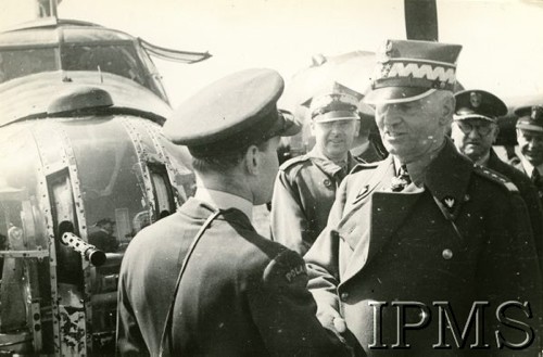 Kwiecień 1942, Lindholme, Anglia, Wielka Brytania.
Polskie Siły Powietrzne w Wielkiej Brytanii. Gen. Władysław Sikorski ogląda Wellingtona NZ-S 