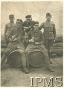 Przed 1918, brak miejsca.
Grupa niemieckich i austriackich żołnierzy, dwaj trzymają kieliszki i małe pieski.
Fot. Instytut Polski i Muzeum im. gen. Sikorskiego w Londynie.