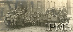1919, Polska.
II Bateria Legionów Polskich, żołnierze obok dwóch dział niemieckich 77 mm. 
Fot. Instytut Polski i Muzeum im. gen. Sikorskiego w Londynie