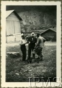 Lata 40., Francja.
Kompania 865. Sprawdzanie stanu osobowego kompanii. Drugi od lewej płk dypl. Józef Jaklicz, trzeci — por. Duplessis, szef grupy.
Fot. NN, Instytut Polski i Muzeum im. gen. Sikorskiego w Londynie
