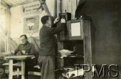 1942, Camp du Clocher, Francja.
Ognisko YMCA, plakat na ścianie: 