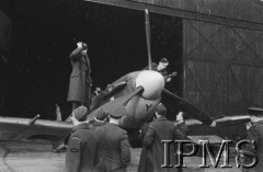 23.02.1943, Hutton Cranswick, Anglia, Wielka Brytania.
Lotnicy 316 Dywizjonu Myśliwskiego obok samolotu stojącego przed hangarem.
Fot. NN, Instytut Polski i Muzeum im. gen. Sikorskiego w Londynie