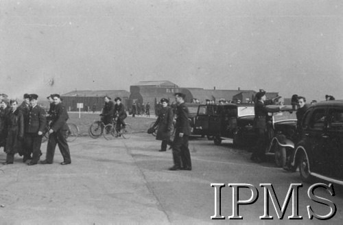 23.02.1943, Hutton Cranswick, Anglia, Wielka Brytania.
Święto 316 Dywizjonu Myśliwskiego, lotnicy zmierzają w stronę hangaru, żeby zrobić wspólną fotografię.
Fot. NN, Instytut Polski i Muzeum im. gen. Sikorskiego w Londynie