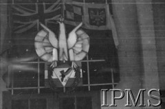 23.02.1943, Hutton Cranswick, Anglia, Wielka Brytania.
Święto 316 Dywizjonu Myśliwskiego. Orzeł Biały trzymający w pazurach odznakę dywizjonu - żółto-czarnego puchacza umieszczonego w białym polu trójkątnej tarczy.
Fot. NN, Instytut Polski i Muzeum im. gen. Sikorskiego w Londynie