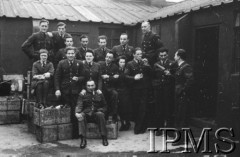 23.02.1943, Hutton Cranswick, Anglia, Wielka Brytania.
Święto 316 Dywizjonu. Grupa sierżantów i WAAF-ki przed budynkiem.
Fot. NN, Instytut Polski i Muzeum im. gen. Sikorskiego w Londynie