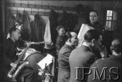 23.02.1943, Hutton Cranswick, Anglia, Wielka Brytania.
Święto 316 Dywizjonu Myśliwskiego. Orkiestra grająca podczas uroczystego obiadu.
Fot. NN, Instytut Polski i Muzeum im. gen. Sikorskiego w Londynie