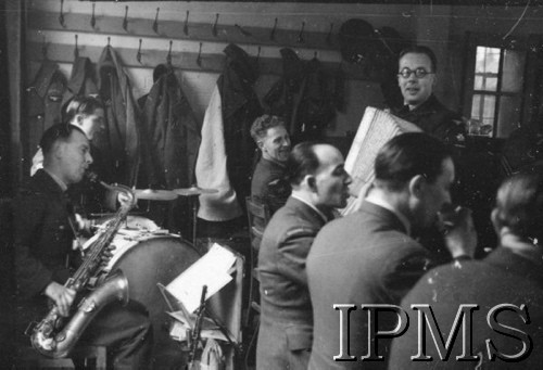 23.02.1943, Hutton Cranswick, Anglia, Wielka Brytania.
Święto 316 Dywizjonu Myśliwskiego. Orkiestra grająca podczas uroczystego obiadu.
Fot. NN, Instytut Polski i Muzeum im. gen. Sikorskiego w Londynie