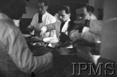23.02.1943, Hutton Cranswick, Anglia, Wielka Brytania.
Święto 316 Dywizjonu Myśliwskiego. Kelnerzy biorą dania z kuchni podczas uroczystego obiadu.
Fot. NN, Instytut Polski i Muzeum im. gen. Sikorskiego w Londynie