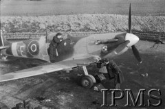 21.02.1943, Kirton-in-Linsday, Anglia, Wielka Brytania.
317 Dywizjon Myśliwski, mechanicy przygotowują samolot Ludwika Martela. Obok kabiny pilota napis: 