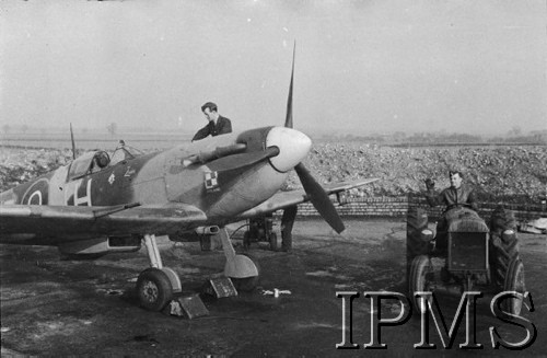 21.02.1943, Kirton-in-Linsday, Anglia, Wielka Brytania.
317 Dywizjon Myśliwski, mechanicy przygotowują samolot Ludwika Martela. Obok kabiny pilota napis: 