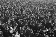 10-12.03.1943, Londyn, Anglia, Wielka Brytania.
Trafalgar Square. Londyńczycy podczas wiecu w trakcie kampanii 