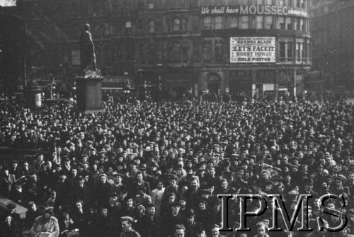 10-12.03.1943, Londyn, Anglia, Wielka Brytania.
Trafalgar Square. Londyńczycy podczas wiecu w trakcie kampanii 