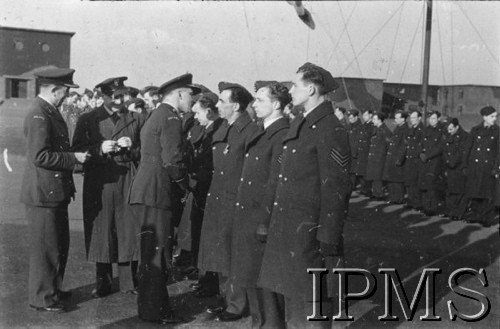 19.03.1943, Hemswell, Anglia, Wielka Brytania.
Gen. Stanisław Ujejski dekoruje lotników 300 Dywizjonu Bombowego.
Fot. NN, Instytut Polski i Muzeum im. gen. Sikorskiego w Londynie