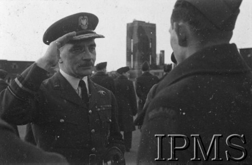 19.03.1943, Hemswell, Anglia, Wielka Brytania.
Gen. Stanisław Ujejski dekoruje lotników 300 Dywizjonu Bombowego.
Fot. NN, Instytut Polski i Muzeum im. gen. Sikorskiego w Londynie