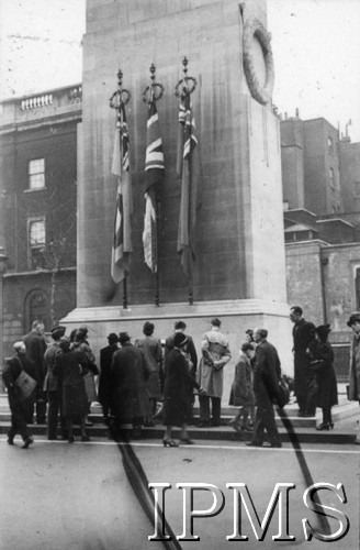 02.04.1943, Londyn, Anglia, Wielka Brytania.
25-lecie RAF, polska delegacja składa kwiaty przy Grobie Nieznanego Żołnierza.
Fot. NN, Instytut Polski i Muzeum im. gen. Sikorskiego w Londynie