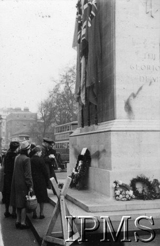 02.04.1943, Londyn, Anglia, Wielka Brytania.
25-lecie RAF, polska delegacja składa kwiaty przy Grobie Nieznanego Żołnierza.
Fot. NN, Instytut Polski i Muzeum im. gen. Sikorskiego w Londynie