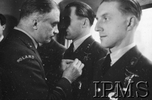 19.04.1943, Londyn, Anglia, Wielka Brytania.
Inspektorat Lotnictwa, gen. Stanisław Ujejski dekoruje Krzyżami Virtuti Militari i Krzyżami Walecznych lotników Polskiej Eskadry do Zadań Specjalnych (personel rozwiązanego dywizjonu 301) przy brytyjskim 138 Dywizjonie. 
Fot. NN, Instytut Polski i Muzeum im. gen. Sikorskiego w Londynie