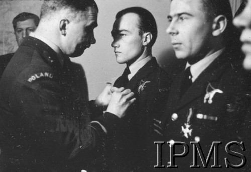 19.04.1943, Londyn, Anglia, Wielka Brytania.
Inspektorat Lotnictwa, gen. Stanisław Ujejski dekoruje Krzyżami Virtuti Militari i Krzyżami Walecznych lotników Polskiej Eskadry do Zadań Specjalnych (personel rozwiązanego dywizjonu 301) przy brytyjskim 138 Dywizjonie. 
Fot. NN, Instytut Polski i Muzeum im. gen. Sikorskiego w Londynie