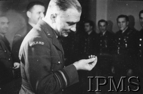 19.04.1943, Londyn, Anglia, Wielka Brytania.
Inspektorat Lotnictwa, gen. Stanisław Ujejski dekoruje Krzyżami Virtuti Militari i Krzyżami Walecznych lotników Polskiej Eskadry do Zadań Specjalnych (personel rozwiązanego dywizjonu 301) przy brytyjskim 138 Dywizjonie. 
Fot. NN, Instytut Polski i Muzeum im. gen. Sikorskiego w Londynie