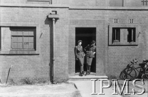 3.05.1943, Seeland, Wielka Brytania.
WAAF-ki stojące w drzwiach budynku.
Fot. NN, Instytut Polski i Muzeum im. gen. Sikorskiego w Londynie
