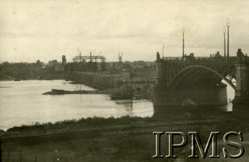 1945-1946, Warszawa, Polska.
Zniszczony Most Poniatowskiego.
Fot. NN, Instytut Polski i Muzeum im. gen. Sikorskiego w Londynie