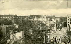 1945-1946, Warszawa, Polska.
Widok zniszczonego wiaduktu kolei średnicowej. W głębi ocalałe kamienice przy ul. Czerwonego Krzyża, w tym dom Spółdzielni 