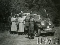 1933, Kozaryczyna, Polska.
Odpoczynek w majątku  Pani Radeckiej. W środku w jasnym mundurze stoi dowódca Brygady KOP 