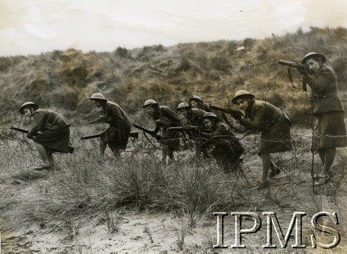 1944, Szkocja, Wielka Brytania.
Szkolenie wojskowe Pomocniczej Służby Kobiet. 
Fot. NN, Instytut Polski i Muzeum im. gen. Sikorskiego w Londynie [szuflada 30 - PWSK]