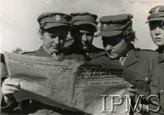 1942, brak miejsca.
Członkinie Pomocniczej Służby Kobiet czytające 
