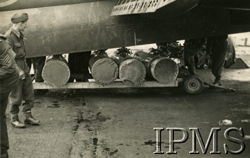 1940-1944, Wielka Brytania.
Ładowanie bomb do komory bombowej samolotu.
Fot. NN, Instytut Polski i Muzeum im. gen. Sikorskiego w Londynie [sygn. 20666]