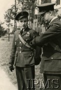 1940-1947, Wielka Brytania.
Z lewej stoi pilot Stanisław Skalski, as myśliwski, z prawej mjr Stefan Janus.
Fot. NN, Instytut Polski i Muzeum im. gen. Sikorskiego w Londynie