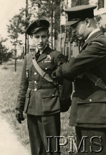 1940-1947, Wielka Brytania.
Z lewej stoi pilot Stanisław Skalski, as myśliwski, z prawej mjr Stefan Janus.
Fot. NN, Instytut Polski i Muzeum im. gen. Sikorskiego w Londynie