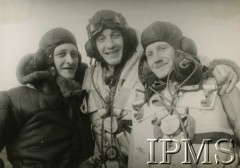 1940-1945, Wielka Brytania.
Trzej lotnicy w haubach, portret.
Fot. NN, Instytut Polski i Muzeum im. gen. Sikorskiego w Londynie