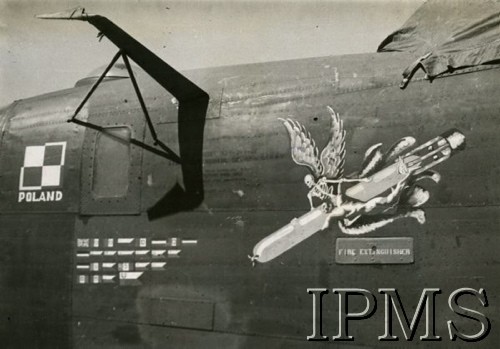 Wrzesień 1944, Brindisi, Włochy.
Liberator GR-S (BZ965) załogi kpt. pil. Zbigniewa Szostaka z 301 Dywizjonu Bombowego. Zbliżenie na godło 