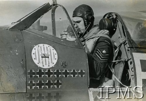 1940-1942, Wielka Brytania.
Dywizjon 303 - st. sierż. Mieczysław Popek kabinie samolotu Jana Zumbacha. Obok odznaki dywizjonu widnieje 