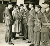 1940-1943, Wielka Brytania.
Sekretarz Stanu do Spraw Lotnictwa - Archibald Sinclair wizytuje bazy lotnicze. Na zdjęciu w rozmowie z oficerem RAF.
Fot. NN, Instytut Polski i Muzeum im. gen. Sikorskiego w Londynie [sygn. 7105]