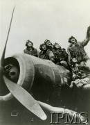 1941-1945, brak miejsca.
Załoga bombowca siedzi na skrzydle samolotu.
Fot. NN, Instytut Polski i Muzeum im. gen. Sikorskiego w Londynie