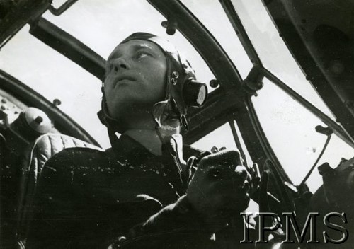 1941-1945, brak miejsca.
Pilot jednego z polskich dywizjonów bombowych siedzi w kabinie samolotu.
Fot. NN, Instytut Polski i Muzeum im. gen. Sikorskiego w Londynie