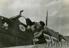 1940-1942, Wielka Brytania.
Samolot Jana Zumbacha, pilota Dywizjonu 303. Sierż. Aleksander Rokitnicki pokazuje 