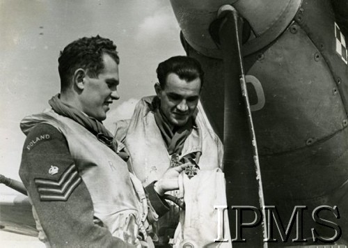 1940-1942, Wielka Brytania.
Lotnicy dywizjonu 303 - st. sierż. Mieczysław Popek i st. sierż. Arkadiusz Bondarczuk pokazują 