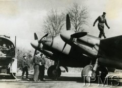 1940-1943, Wielka Brytania.
Tankowanie benzyny do samolotu.
Fot. NN, Instytut Polski i Muzeum im. gen. Sikorskiego w Londynie [sygn. 50030]