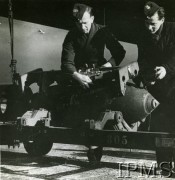 1941-1944, Wielka Brytania.
Mechanicy przygotowują bomby do podwieszenia w komorze bombowej samolotu.
Fot. NN, Instytut Polski i Muzeum im. gen. Sikorskiego w Londynie [sygn. 9703]