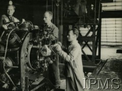 1940-1943, Wielka Brytania.
Polscy mechanicy sprawdzają silnik 