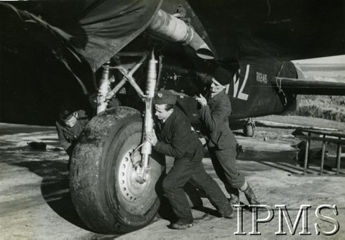 1940-1944, Wielka Brytania.
Przekołowanie bombowca Wellington, mechanicy za kołem samolotu.
Fot. NN, Instytut Polski i Muzeum im. gen. Sikorskiego w Londynie [sygn. 13147]