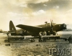 1940-1945, Wielka Brytania.
300 Dywizjon Bombowy, przygotowanie bomb przed załadunkiem do komory Wellingtona. Na bombie z lewej napis: 